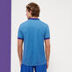 Polo en piqué de algodón de color liso y cambiante para hombre Celeste vista trasera desgastada