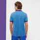 Solid Polohemd aus Baumwollpikee mit changierendem Effekt für Herren Aquamarin blau Rückansicht getragen