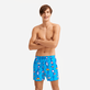 男士图腾泳裤 - Vilebrequin x JCC+ 合作款 - 限量版 Swimming pool 正面穿戴视图