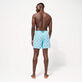 男士 Nola 泳裤 - Vilebrequin x John M Armleder 合作款 Lazulii blue 背面穿戴视图