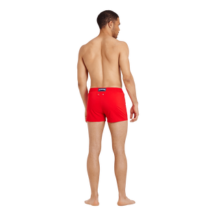 Bañador corto elástico y ajustado liso para hombre Medicis red vista trasera desgastada