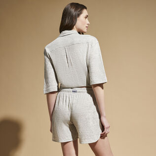 Solid Shorts aus Leinen für Damen Lihght gray heather Rückansicht getragen