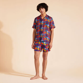 Camicia bowling uomo in lino Noumea Sea Shells Blu marine vista frontale indossata