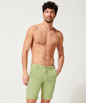 Micro Flowers Chino-Bermudashorts für Herren Lemongrass Vorderseite getragene Ansicht