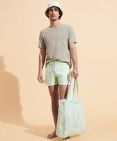 Borsa tote unisex in lino Mineral Dye Turtle Verde acqua vista frontale indossata