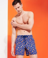 Maillot de bain homme brodé Micro Ronde des Tortues - Édition Limitée Purple blue vue portée de face