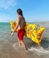 Vintage Lie On Inflatable Mattress- Vilebrequin x Sunnylife Sole vista frontale indossata