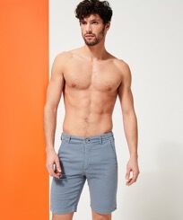 Micro Flowers Chino-Bermudashorts für Herren Grau metallik Vorderseite getragene Ansicht