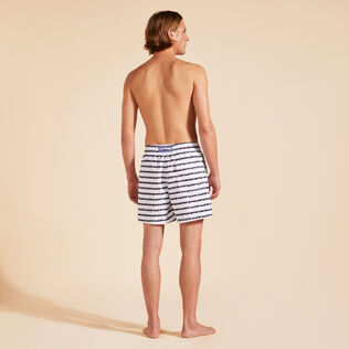 男士 Micro Ronde des Tortues Rayée 游泳短裤 White 背面穿戴视图
