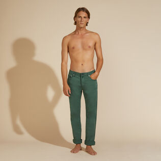 Pantaloni uomo a 5 tasche in gabardine di Tencel Pine vista frontale indossata