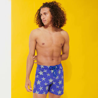 Pantaloncini mare uomo ricamati Starfish Dance - Edizione limitata Purple blue vista frontale indossata