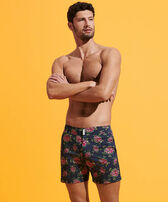 Kurze Provencal Turtles Stretch-Badeshorts mit flachem Bund für Herren Marineblau Vorderseite getragene Ansicht