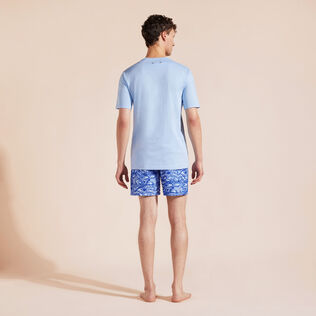 T-shirt uomo in cotone biologico tinta unita Flax flower vista indossata posteriore