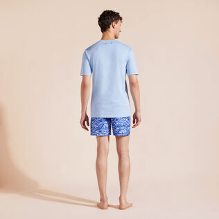 Camiseta de algodón orgánico de color liso para hombre Flax flower vista trasera desgastada