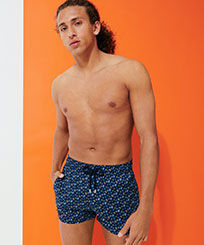 Maillot de bain homme Micro Tortues Rainbow Bleu marine vue portée de face