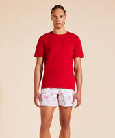 Camiseta de algodón orgánico de color liso para hombre Moulin rouge vista frontal desgastada