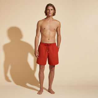 Pantaloncini mare uomo tinta unita - Vilebrequin x Highsnobiety Rooibos vista frontale indossata