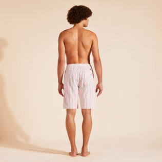 Bermudas de lino y algodón a rayas para hombre Rosa pastel vista trasera desgastada