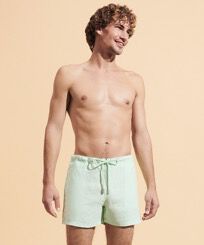 Men Linen Bermuda Shorts Mineral Dye Water green Vorderseite getragene Ansicht
