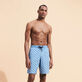 Bañador largo con estampado Micro Ronde des Tortues Rainbow para hombre Divine vista frontal desgastada