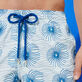 Hypno Shell Badeshorts mit Stickerei für Herren – Limitierte Serie Glacier Details Ansicht 2