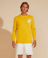 Jersey de algodón y cachemir con cuello redondo y tortuga para hombre Amarillo vista frontal desgastada