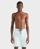 Bermuda uomo in cotone raso e Tencel Blu pacifico vista frontale indossata