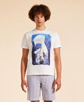 Camiseta de algodón con estampado Sailing Boat From The Sky para hombre Off white vista frontal desgastada