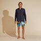 Leichtes Solid Unisex-Hemd aus Baumwollvoile Marineblau Vorderseite getragene Ansicht