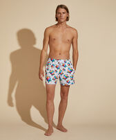 Tortugas Stretch-Badeshorts für Herren – Vilebrequin x Okuda San Miguel Multicolor Vorderseite getragene Ansicht