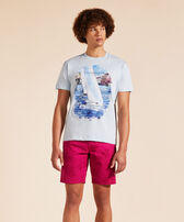 Camiseta de algodón de color blanco con estampado Sailing Boat para hombre Cielo azul vista frontal desgastada