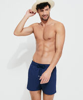 Maillot de bain court stretch homme uni Bleu marine vue portée de face