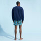 Piranhas Sweatshirt aus Bio-Baumwolle für Herren Marineblau Rückansicht getragen