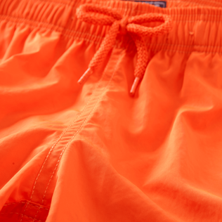 Pantaloncini mare bambino ultraleggeri e ripiegabili tinta unita Fluo fire dettagli vista 1