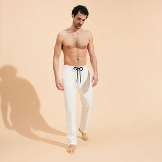 Pantalones de chándal de pana de líneas grandes de color liso para hombre Off white vista frontal desgastada