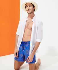 男士 Fireworks 刺绣泳装短裤 - 限量版 Sea blue 正面穿戴视图