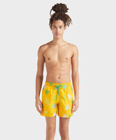 Pantaloncini mare uomo ricamati Tortue Multicolore - Edizione limitata Mango vista frontale indossata
