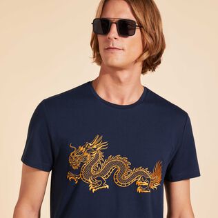 Camiseta de algodón con bordado The Year of the Dragon para hombre Azul marino detalles vista 2
