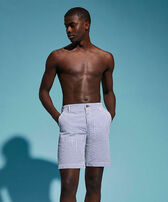 Bermuda chino uomo ultraleggeri in seersucker Blu jeans vista frontale indossata