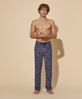 Pantaloni uomo in lino con stampa Blu marine vista frontale indossata