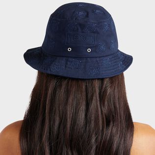 Embroidered Bucket Hat Turtles All Over Marineblau Rückansicht getragen
