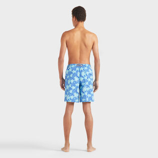 Lange Badeshorts mit Ronde Des Tortues-Logo für Herren Blue topaz Rückansicht getragen
