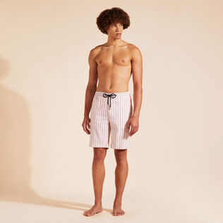 Bermudas de lino y algodón a rayas para hombre Rosa pastel vista frontal desgastada