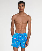 Men Stretch Short Swim Shorts Side Ways - Vilebrequin x Joel Mesler Hawaii blue 正面穿戴视图