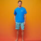 Uomo Altri Stampato - Costume da bagno uomo elasticizzato Palms & Surfs - Vilebrequin x The Beach Boys, Lazulii blue dettagli vista 3