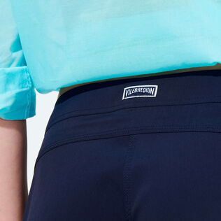 Pantalones cortos de baño en color liso para mujer Azul marino vista trasera desgastada
