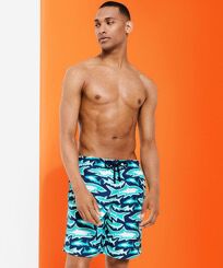 Bañador largo con estampado Requins 3D para hombre Azul marino vista frontal desgastada
