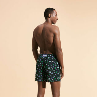 Micro Ronde Des Tortues Rainbow Badeshorts mit Stickerei für Herren – Limitierte Serie Schwarz Rückansicht getragen