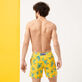 Hombre Clásico stretch Estampado - Bañador elástico con cintura lisa y estampado Turtles Madrague para hombre, Yellow vista trasera desgastada