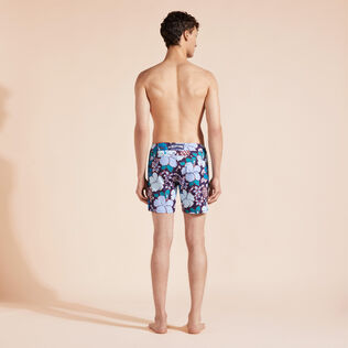Tropical Turtles Stretch-Badeshorts mit flachem Bund für Herren Midnight Rückansicht getragen
